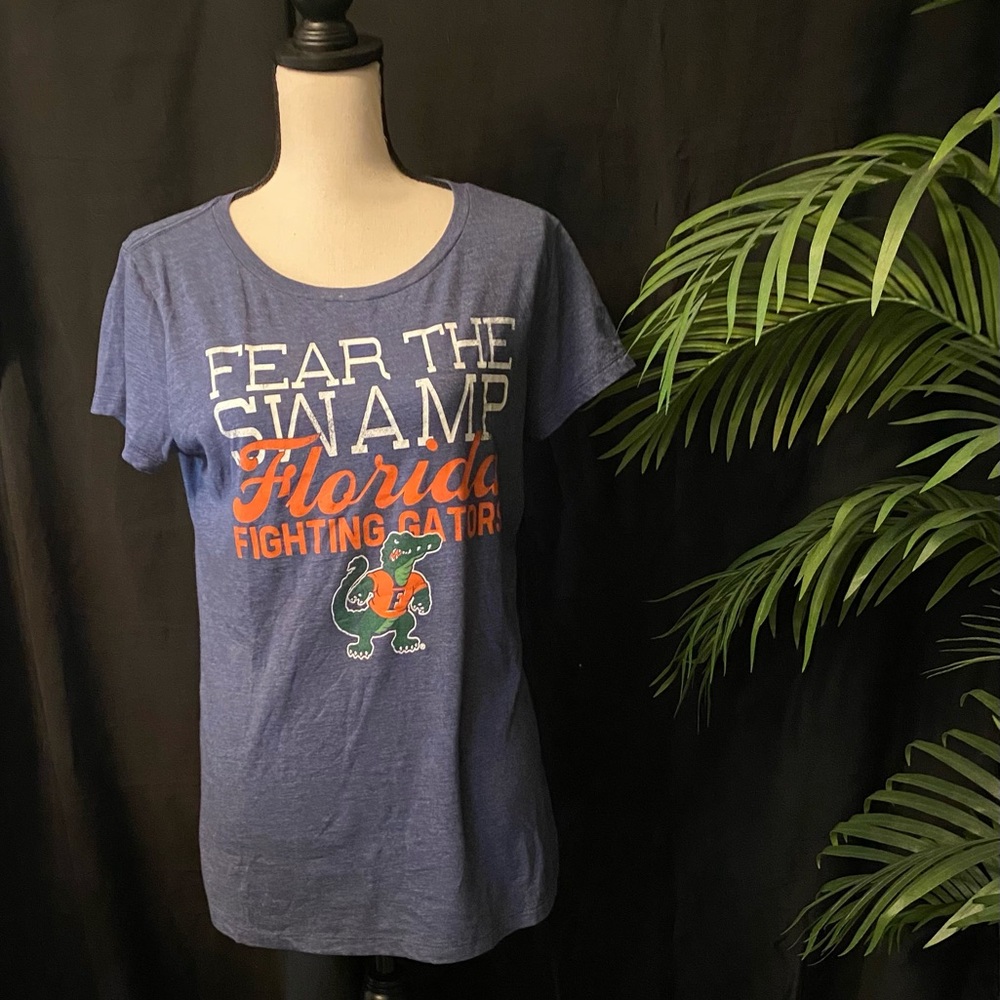 🏈T-University Woman’s Florida Gator Distressed T-Shirt Large